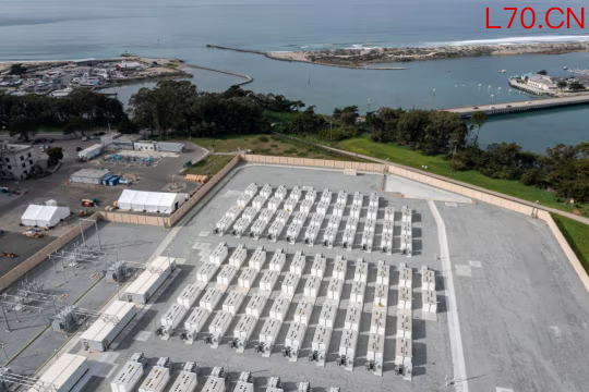 加州一处特斯拉储能设施。分析师称，特斯拉储能业务今年营收预计大涨 45%，而电动汽车销量增幅仅为 2.3%。