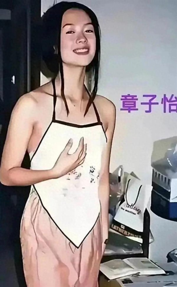 这张章子怡1997年在学校宿舍拍的照片，当时她18岁颜值超众绝了