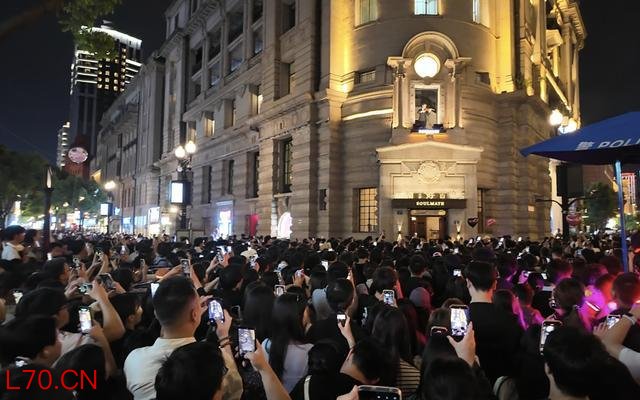 江汉关街头秒变“露天演唱会”。