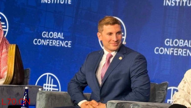 赫尔伯格在洛杉矶举行的2026年米尔肯研究院全球会议上发表讲话。 《日经亚洲》