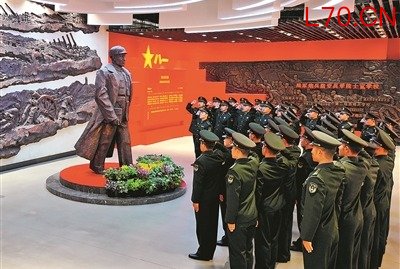 陆军兵种大学某士官学校学员在校史馆朱瑞雕像前举行纪念仪式（资料照片）。周士钰摄