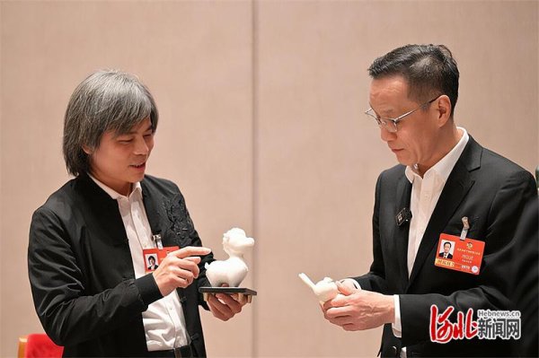 两会现场｜“曲阳萌宝”亮相，大家爱不释手