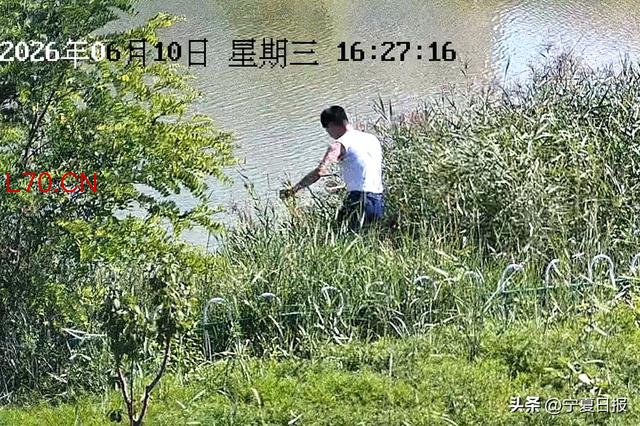 几十米、几秒钟！消防员纵身一跃，救起湖边落水少年