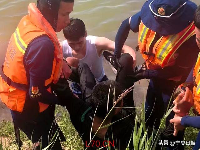 几十米、几秒钟！消防员纵身一跃，救起湖边落水少年