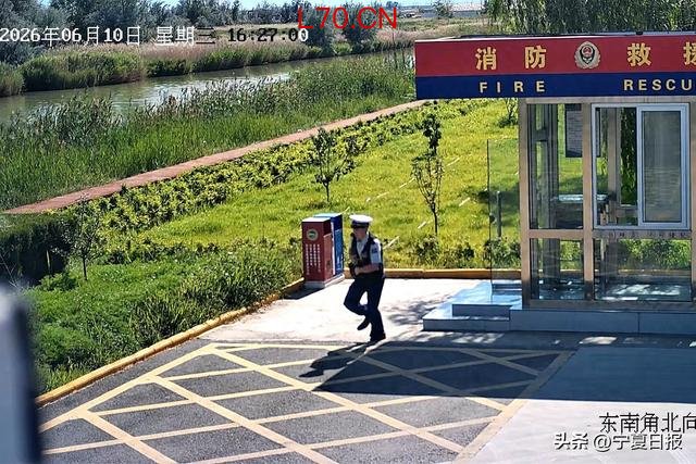 几十米、几秒钟！消防员纵身一跃，救起湖边落水少年