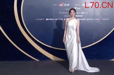 《给阿嬷的情书》演员李思潼红毯照 清新自然成焦点