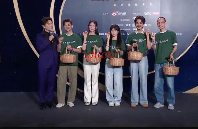 《给阿嬷的情书》演员李思潼红毯照 清新自然成焦点