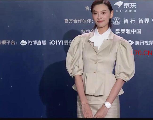 《给阿嬷的情书》演员李思潼红毯照 清新自然成焦点