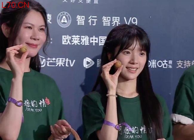 《给阿嬷的情书》演员李思潼红毯照 清新自然成焦点
