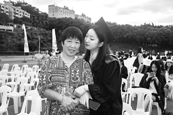 女孩带母亲“拨穗”何以刷屏网络 母爱撑起读书梦