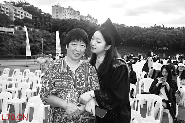女孩带母亲“拨穗”何以刷屏网络