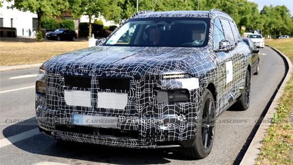宝马首款纯电SUV iX7谍照曝光：翼片式门把手一碰就开 大屏还能玩游戏
