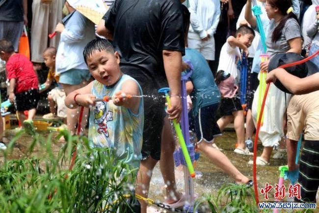 济南民众乐享五龙潭泼水节 夏日清凉狂欢