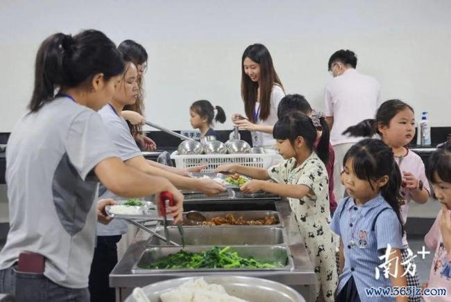 带薪陪娃 “这才是最好的招工简章” 暖心举措稳接“小候鸟”