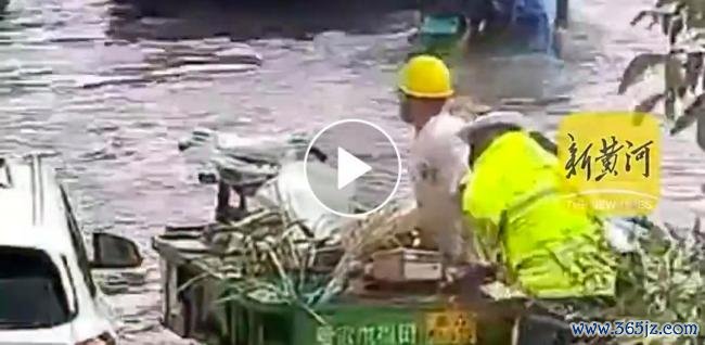 济南突降暴雨 积水深到大腿 城市出行受考验