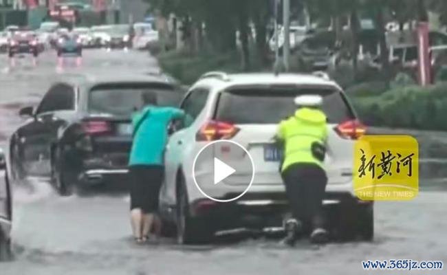 济南突降暴雨 积水深到大腿 城市出行受考验