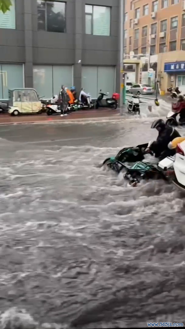 济南突降暴雨 积水深到大腿 城市出行受考验