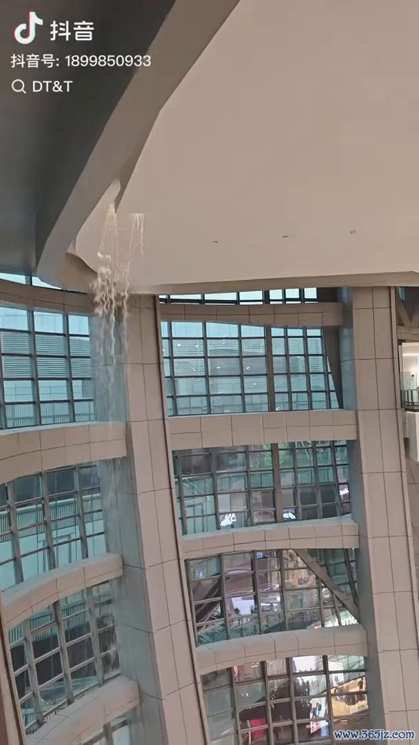 济南突降暴雨 积水深到大腿 城市出行受考验