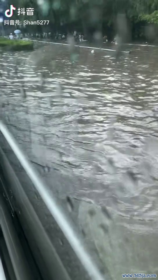 济南突降暴雨 积水深到大腿